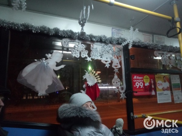 В Омске дедушка украсил улицу ледяными фигурами