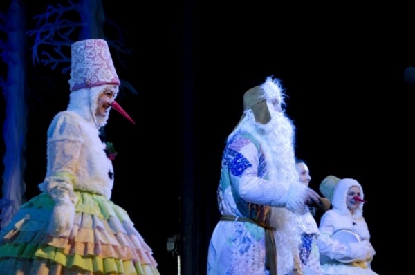 Станет ли внучка Бабы-яги Снегурочкой. В ТЮЗе покажут новогоднюю историю Станет ли внучка Бабы-яги Снегурочкой. В ТЮЗе покажут новогоднюю историю