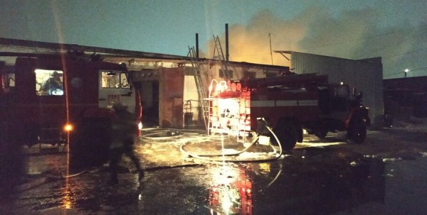 В Омске пожарные почти два часа тушили цех по ремонту автомобилей