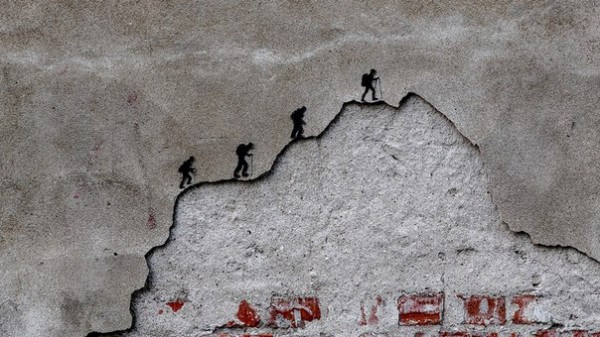 Омск украсили нарисованными балеринами, скалолазами и даже НЛО