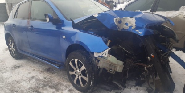 В Омске угонщики разбили автомобиль, уходя от полиции