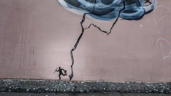 Омск украсили нарисованными балеринами, скалолазами и даже НЛО