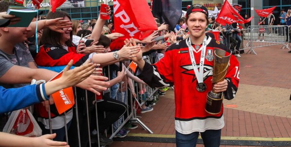 Омский "Авангард" продлил контракт с нападающим Зерновым