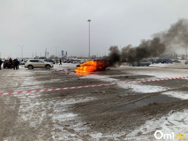 На парковке возле омского гипермаркета вспыхнул автомобиль (фото) На парковке возле омского гипермаркета вспыхнул автомобиль (фото)