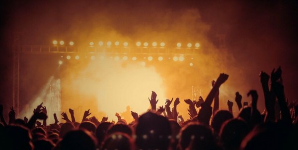 Поклонницу попсы в Омске "развели" на деньги