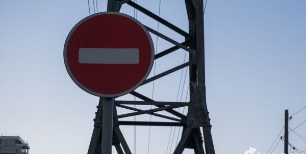 Омичи свободно проезжают по закрытой на Левобережье дороге