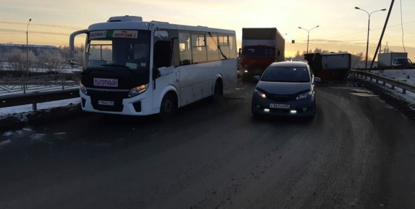 Пассажирский ПАЗ опрокинул грузовик на омской дороге Пассажирский ПАЗ опрокинул грузовик на омской дороге