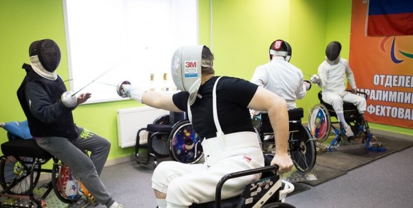 Омские фехтовальщики-колясочники готовятся к паралимпийским играм Омские фехтовальщики-колясочники готовятся к паралимпийским играм
