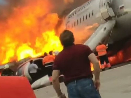 Сотрудники СК РФ установили виновного в крушении Superjet в Шереметьево Сотрудники СК РФ установили виновного в крушении Superjet в Шереметьево