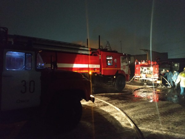 В Омске пожарные почти два часа тушили цех по ремонту автомобилей