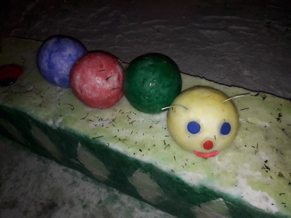 В Омске дедушка украсил улицу ледяными фигурами