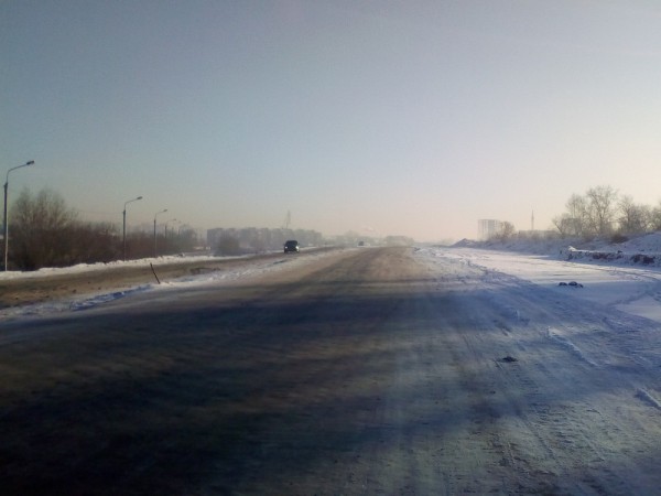 Омичи свободно проезжают по закрытой на Левобережье дороге