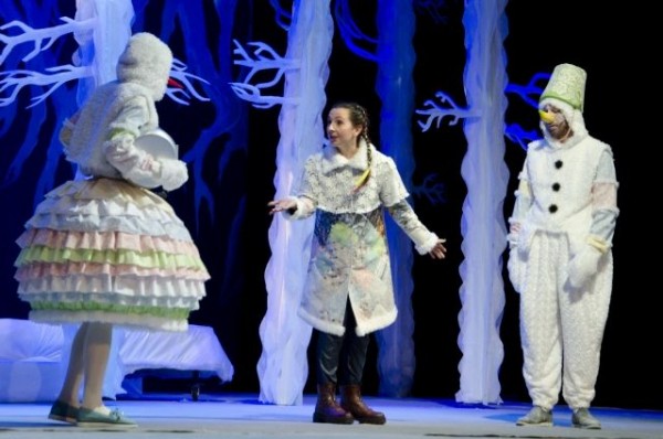 Станет ли внучка Бабы-яги Снегурочкой. В ТЮЗе покажут новогоднюю историю Станет ли внучка Бабы-яги Снегурочкой. В ТЮЗе покажут новогоднюю историю