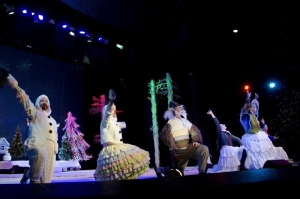 Станет ли внучка Бабы-яги Снегурочкой. В ТЮЗе покажут новогоднюю историю Станет ли внучка Бабы-яги Снегурочкой. В ТЮЗе покажут новогоднюю историю