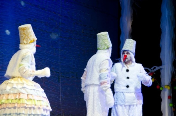 Станет ли внучка Бабы-яги Снегурочкой. В ТЮЗе покажут новогоднюю историю Станет ли внучка Бабы-яги Снегурочкой. В ТЮЗе покажут новогоднюю историю