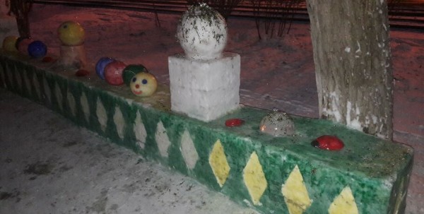 В Омске дедушка украсил улицу ледяными фигурами