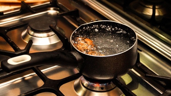 Двухлетняя омичка в свой день рождения опрокинула на себя ведро с кипятком