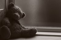 В Омске мальчика, которого пытал отчим, временно определили в интернат