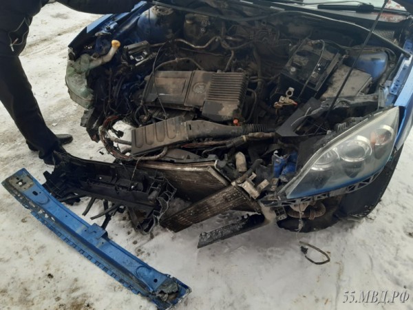 В Омске угонщики разбили автомобиль, уходя от полиции