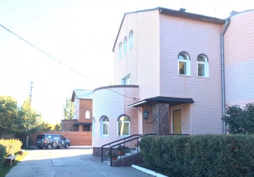 Омич анонимно подарил детскому хоспису трёхэтажный коттедж в «Долине нищих»