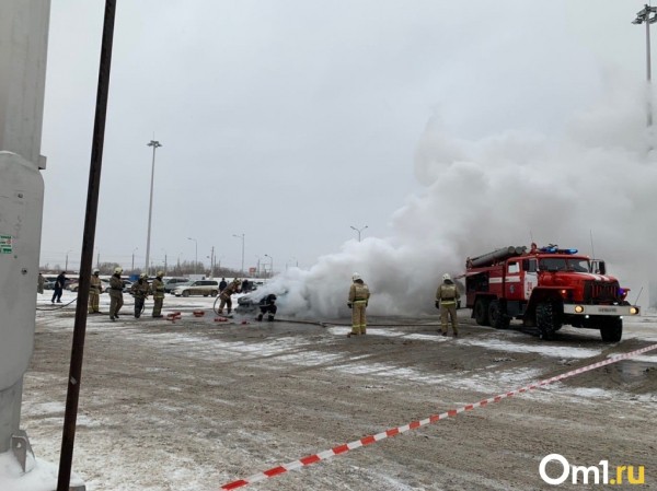 На парковке возле омского гипермаркета вспыхнул автомобиль (фото) На парковке возле омского гипермаркета вспыхнул автомобиль (фото)