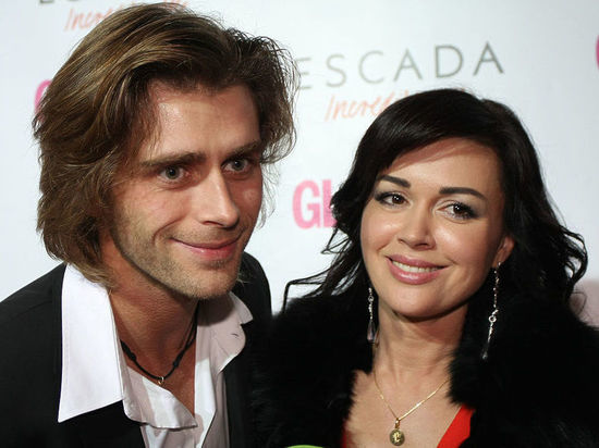 Друзья семьи рассказали, что к Заворотнюк в больницу приносят дочь