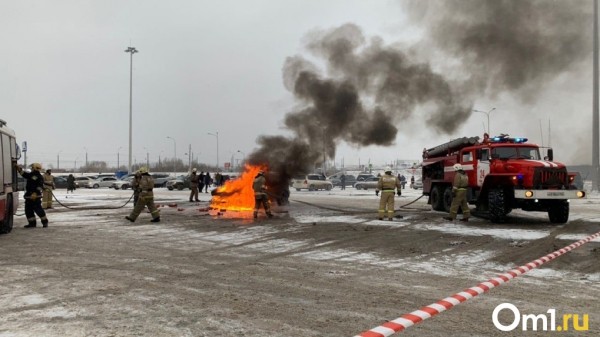 На парковке возле омского гипермаркета вспыхнул автомобиль (фото) На парковке возле омского гипермаркета вспыхнул автомобиль (фото)