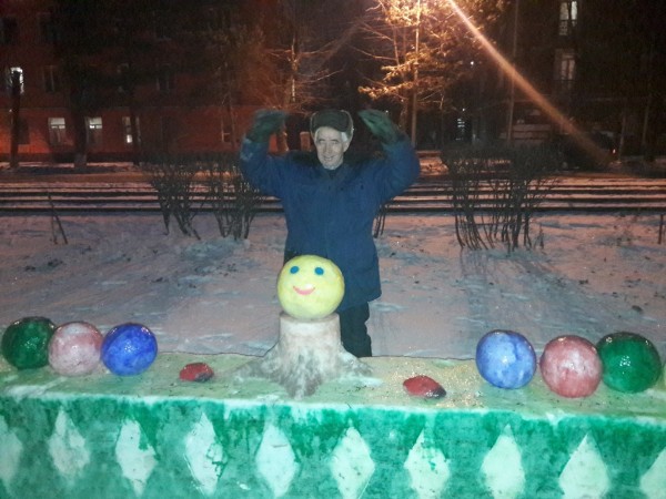 В Омске дедушка украсил улицу ледяными фигурами