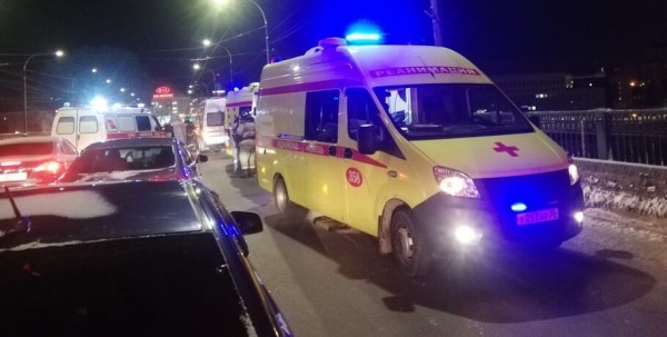 В Омске на Ленинградском мосту маршрутка врезалась в КамАЗ