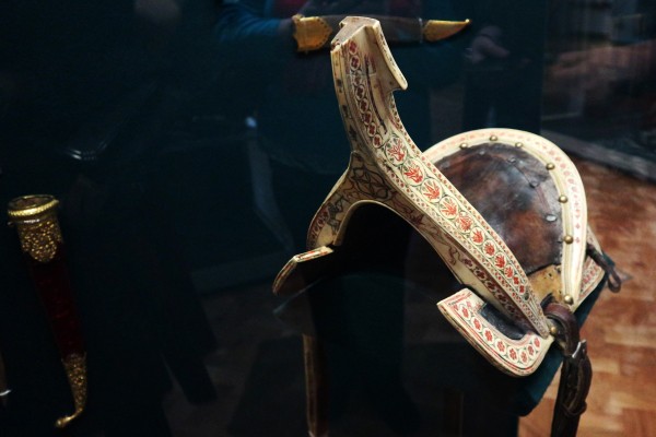 Запрещенные сабли и высушенные тыквы: что можно найти на выставке оружия в Омске 