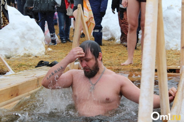 «Водица — огонь»: свыше 10 000 новосибирцев окунулись в прорубь на Крещение