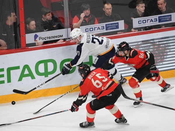 Хоккеисты "Авангарда" разгромили "Магнитку"и обеспечили себе место в плей-офф