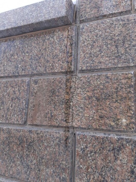 Треснувший гранит на Любинском проспекте залатают Треснувший гранит на Любинском проспекте залатают