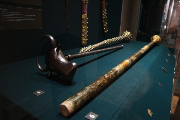 Запрещенные сабли и высушенные тыквы: что можно найти на выставке оружия в Омске 