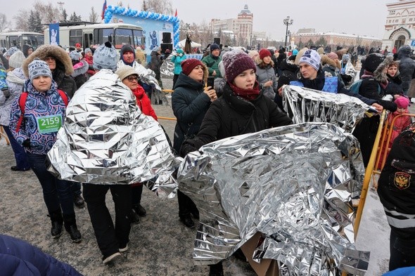 Моцарт и обнаженный Дед Мороз: самые яркие бегуны Рождественского полумарафона 