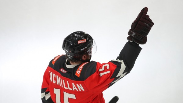 Нападающий «Авангарда» заплатит 100 тысяч за падение на судью во время матча с «Витязем»