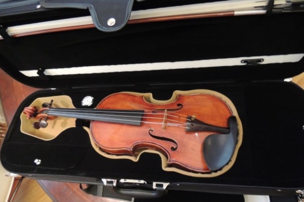 Музыканты Омской филармонии будут играть на скрипке, которой 119 лет