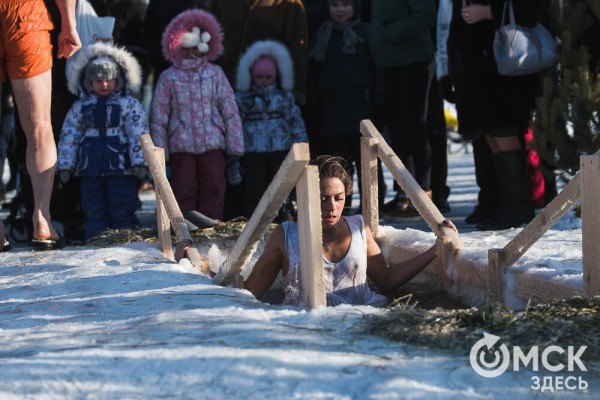 Омичи выстроились в очереди к крещенским купелям на "Зелёном острове"