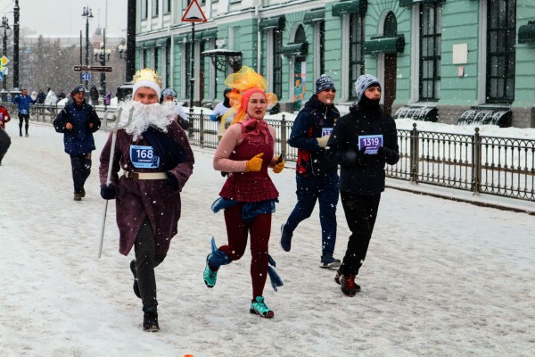 Моцарт и обнаженный Дед Мороз: самые яркие бегуны Рождественского полумарафона 