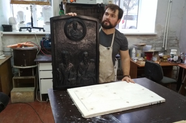 Прикосновенный образ. Омские мастера Минины создают резные иконы