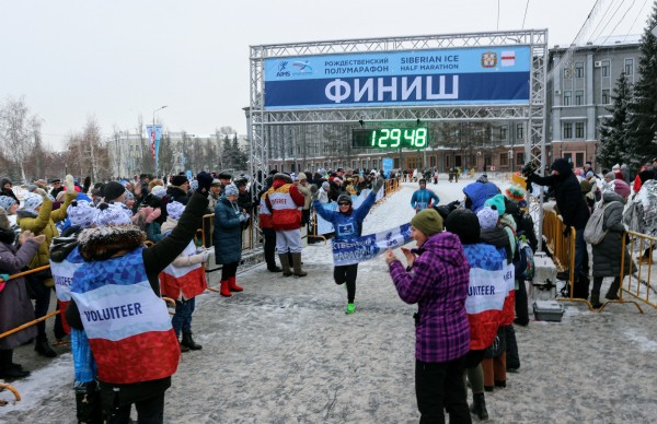 Моцарт и обнаженный Дед Мороз: самые яркие бегуны Рождественского полумарафона 