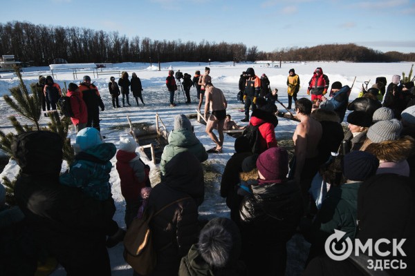 Омичи выстроились в очереди к крещенским купелям на "Зелёном острове"
