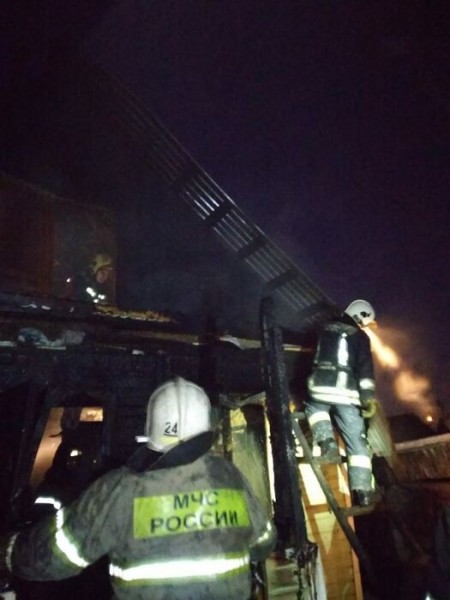 В Омске пожарные спасли из огня ребенка