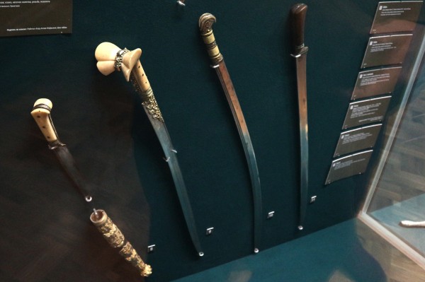 Запрещенные сабли и высушенные тыквы: что можно найти на выставке оружия в Омске 