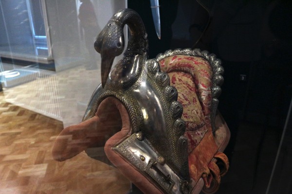 Запрещенные сабли и высушенные тыквы: что можно найти на выставке оружия в Омске 