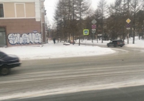 Чрезвычайно активный омский вандал-граффитист Slava атаковал недавно отремонтированный фасад Чрезвычайно активный омский вандал-граффитист Slava атаковал недавно отремонтированный фасад