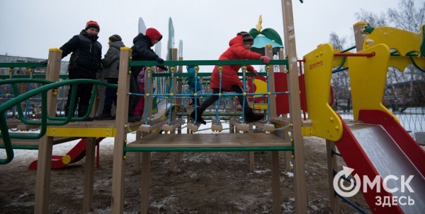 Сотрудника администрации уволят за детскую горку со спуском в дерево