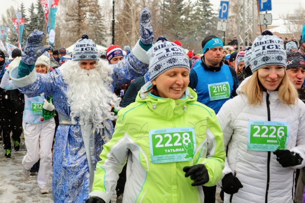 Моцарт и обнаженный Дед Мороз: самые яркие бегуны Рождественского полумарафона 