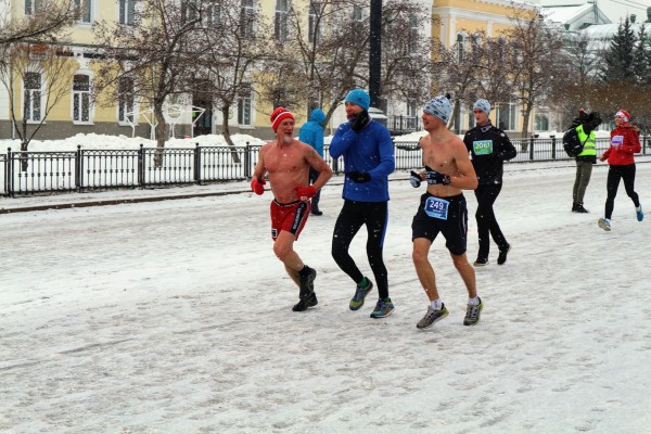 Моцарт и обнаженный Дед Мороз: самые яркие бегуны Рождественского полумарафона 