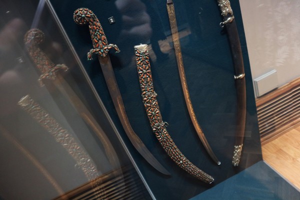 Запрещенные сабли и высушенные тыквы: что можно найти на выставке оружия в Омске 